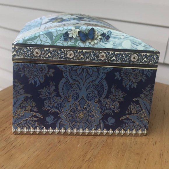 Verbena Soap with Keepsake Musical Box - Picture 4 of 6